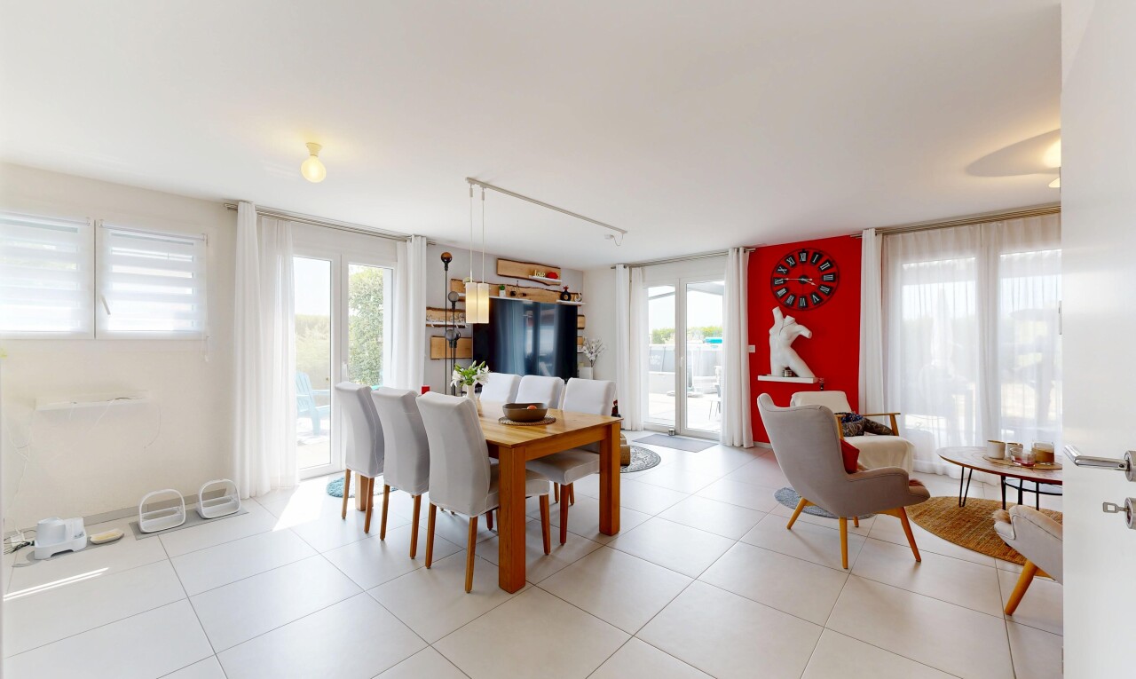 salon / salle à manger avec cloison sèche, drywall, lumière naturelle, et light floor