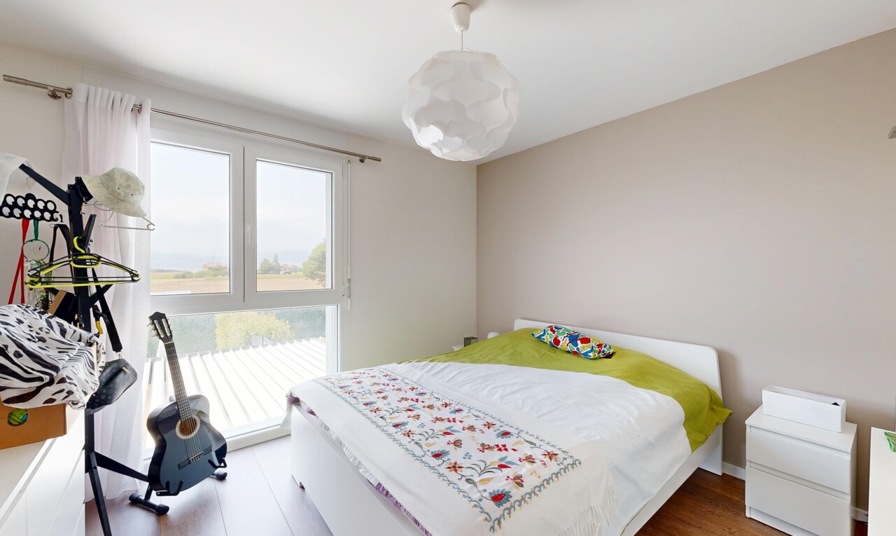 chambre avec drywall, cloison sèche, wood finish floor, sol en finition bois, et inside property