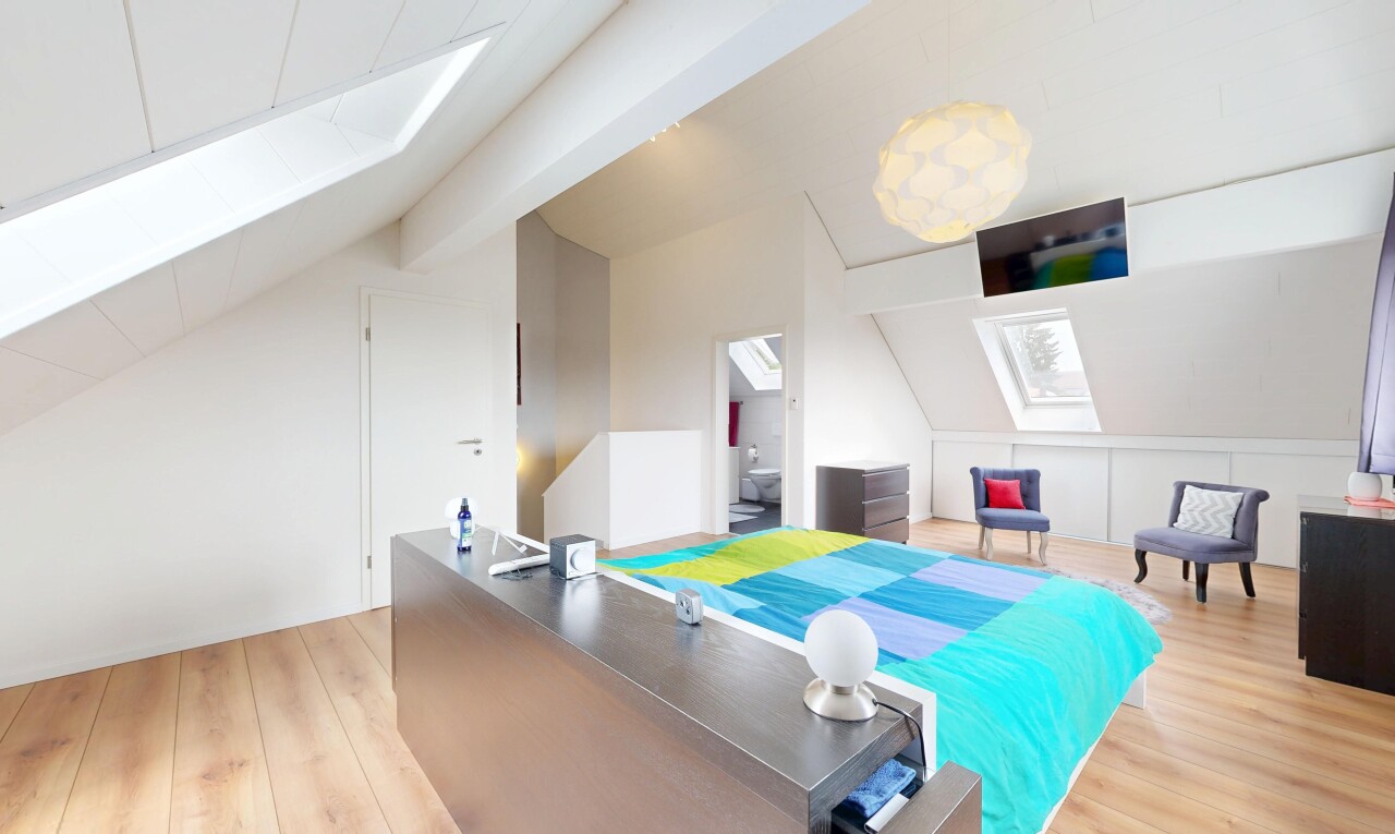 chambre avec puits de lumière, vaulted ceiling, plafond voûté, wood finish floor, et sol en finition bois