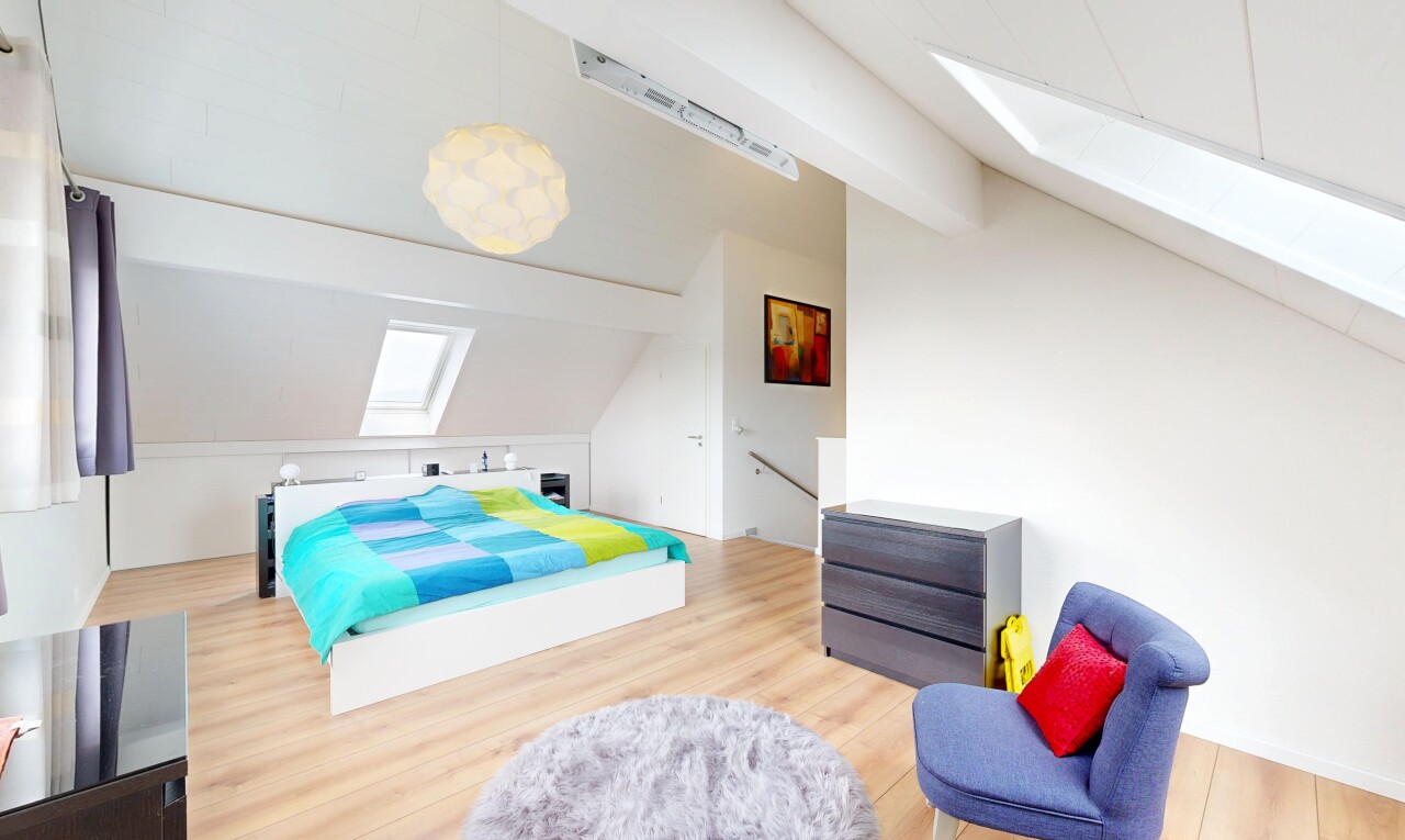 chambre avec puits de lumière, sol en finition bois, wood finish floor, plafond voûté, et vaulted ceiling