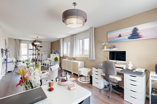 salon / salle à manger avec éclairage suspendu, wood finish floor, sol en finition bois, lumière naturelle, et télévision
