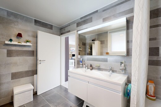 salle de bains avec tile wall, mur en carrelage, lavabo (ou coiffeuse selon le contexte), salle de bain complète, et évier