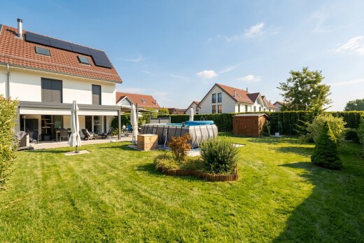 jardin avec panneaux solaires, terrasse, day time, pelouse, et from property