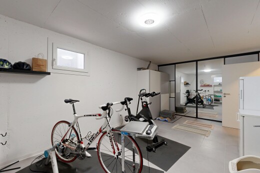 gym avec inside property, cloison sèche, drywall, lumière naturelle, et sous-sol