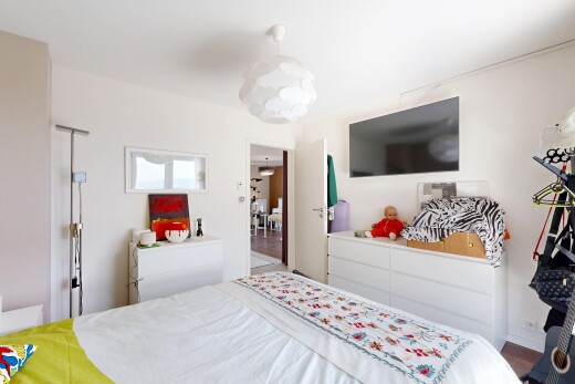 chambre avec éclairage suspendu, télévision, cloison sèche, et drywall