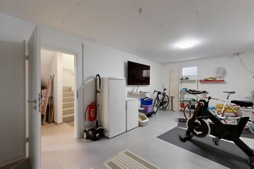 gym avec cloison sèche, drywall, télévision, et sous-sol
