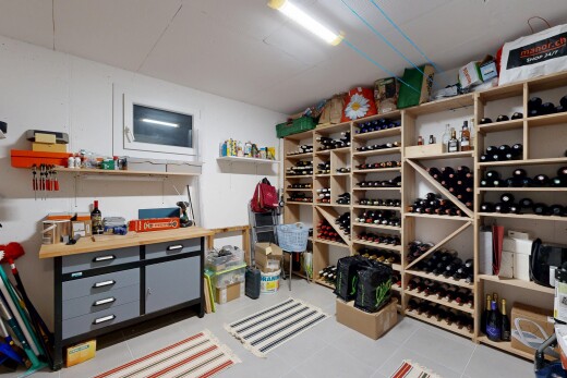 cave avec tile floor, sol en carrelage, drywall, et cloison sèche