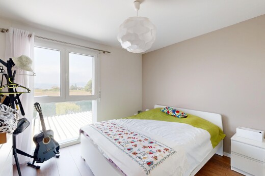 zimmer / schlafzimmer mit drywall, gipskartonwand, wood finish floor, holzfußboden, und inside property