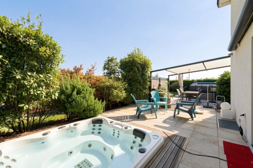 piscine avec bain à remous, from property, terrasse, et day time