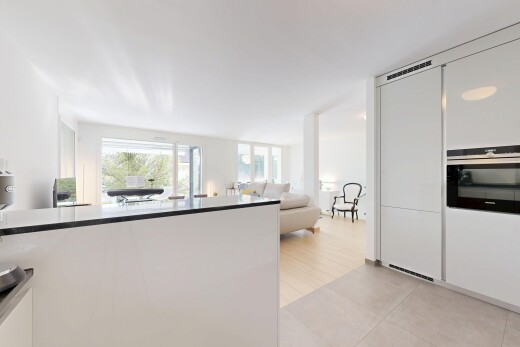 cuisine avec light floor, inside property, four, lumière naturelle, et natural light