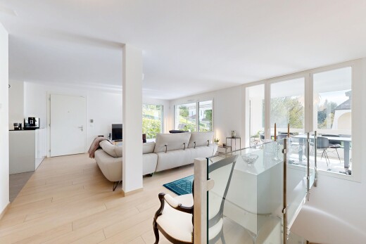 salon avec sol en finition bois, wood finish floor, inside property, cloison sèche, et drywall