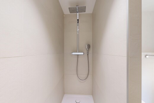 salle de bains avec douche, salle de bain complète, et inside property