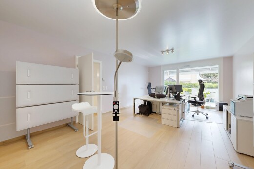 cuisine avec espace bureau, light floor, plans de travail, light countertops, et sol en finition bois