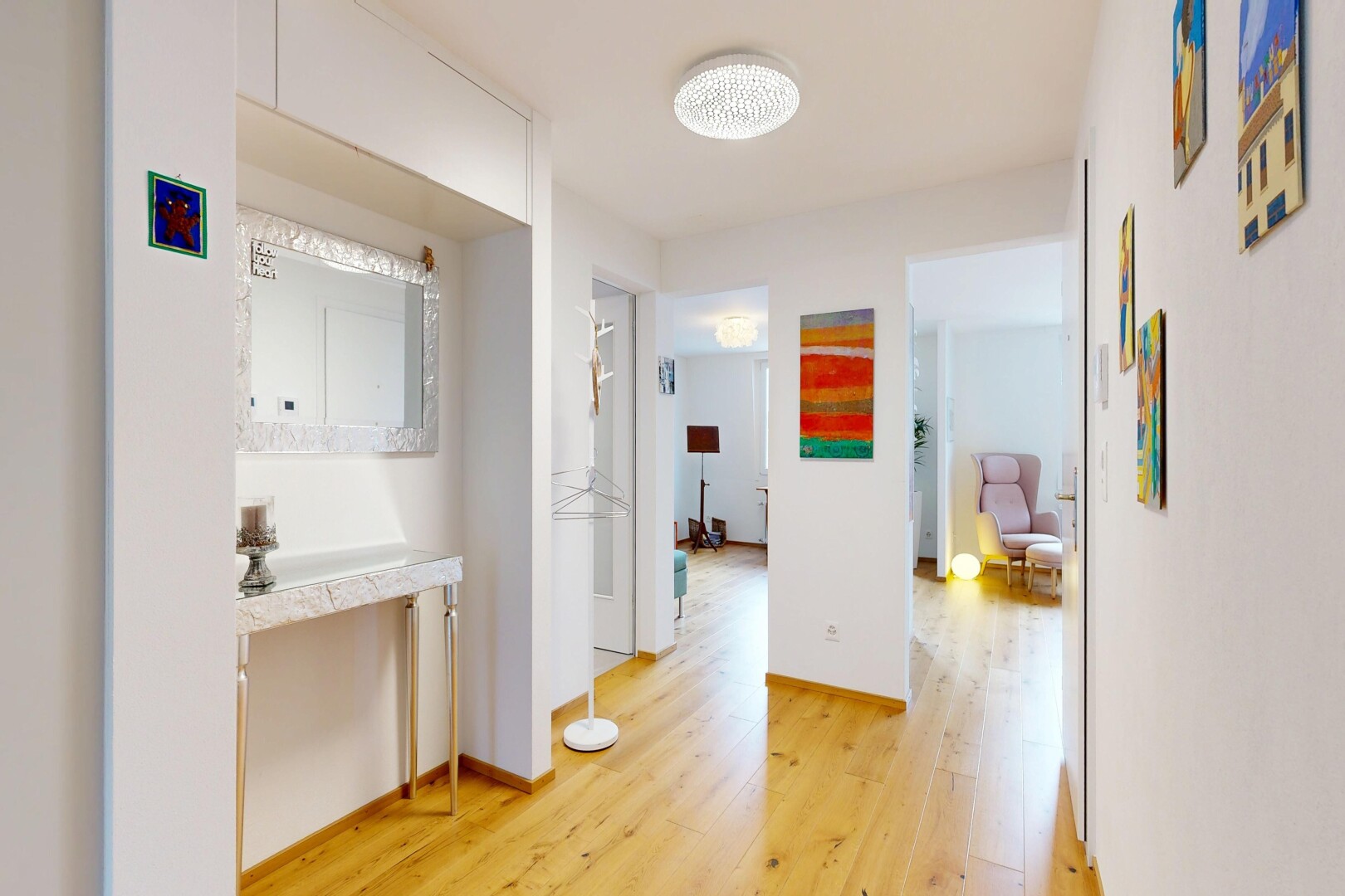 couloir avec sol en finition bois, wood finish floor, inside property, cloison sèche, et drywall