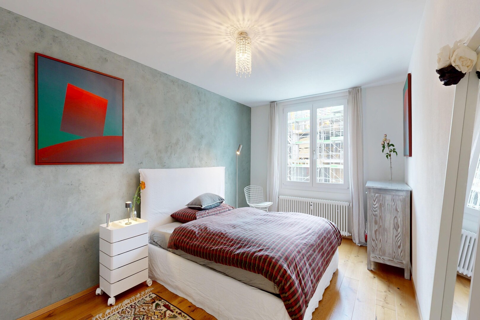chambre avec sol en finition bois, wood finish floor, radiateur, lumière naturelle, et natural light