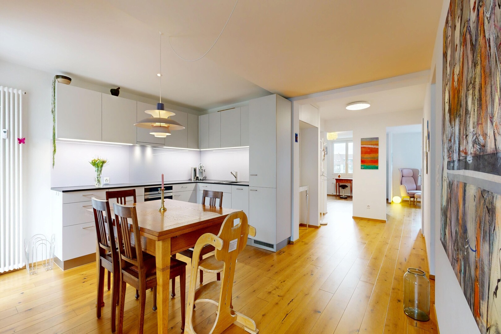 salle à manger avec light floor, inside property, radiateur, sol en finition bois, et wood finish floor