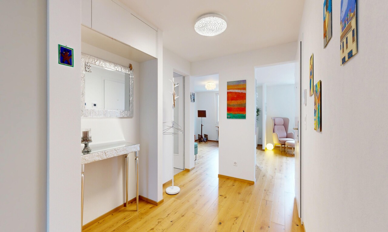 couloir avec sol en finition bois, wood finish floor, inside property, cloison sèche, et drywall