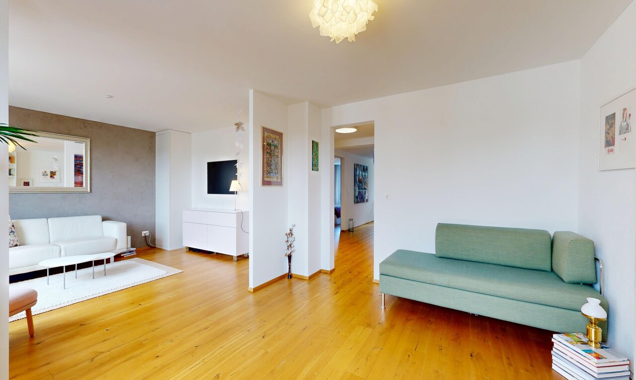 salon avec sol en finition bois, wood finish floor, cloison sèche, drywall, et inside property