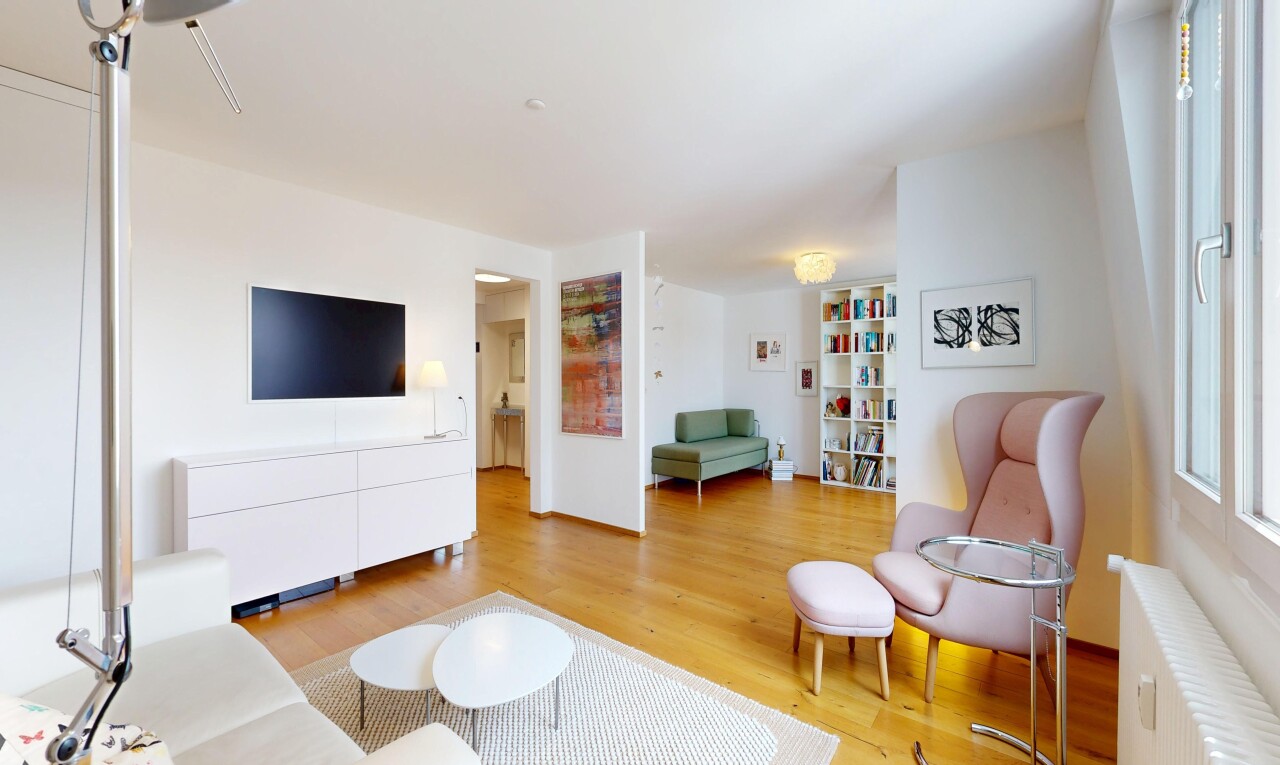 salon avec télévision, radiateur, sol en finition bois, wood finish floor, et inside property