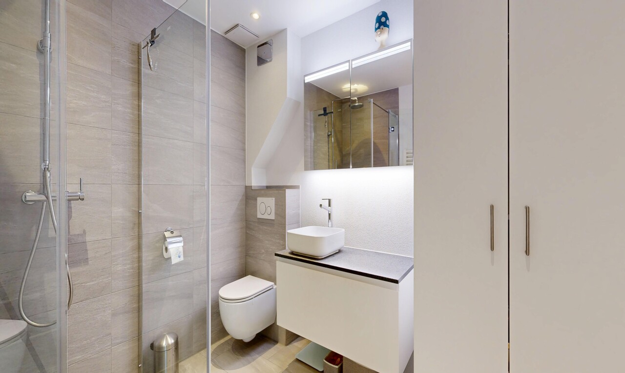 salle de bains avec lavabo (ou coiffeuse selon le contexte), salle de bain complète, douche, évier, et inside property