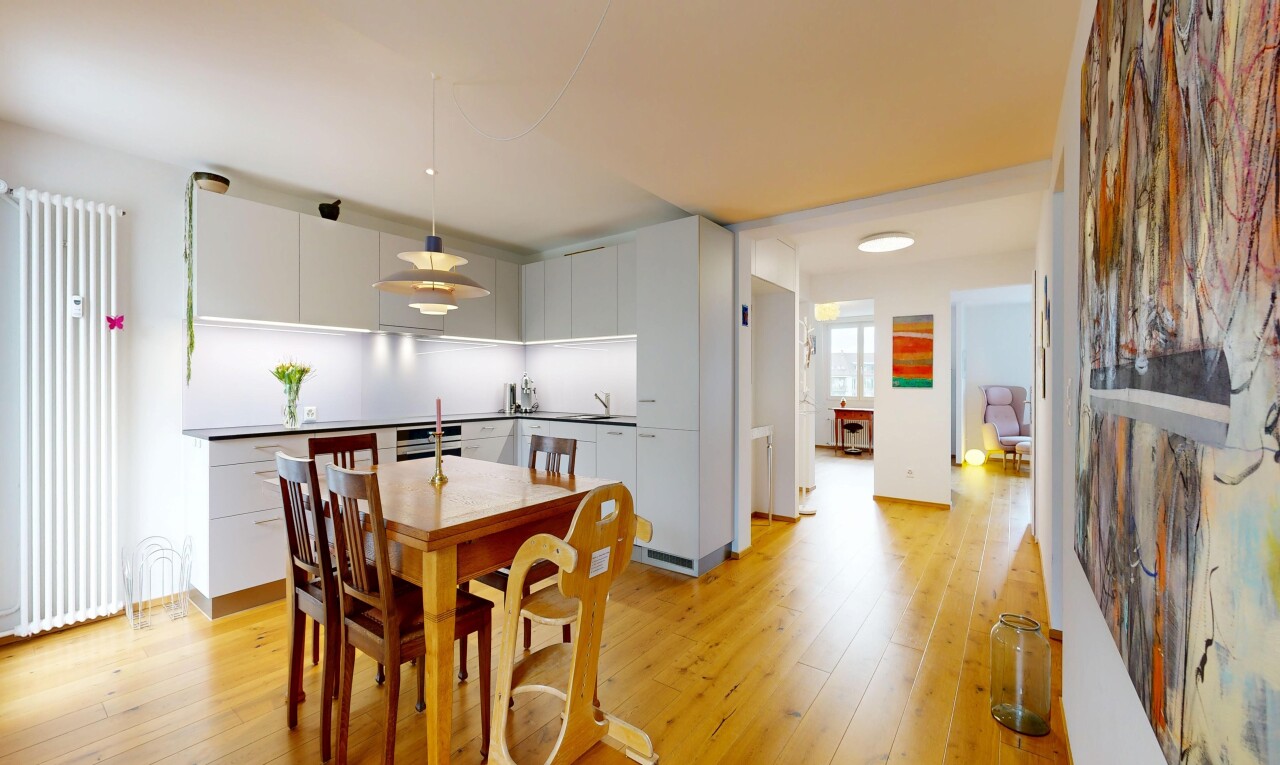 salle à manger avec light floor, inside property, radiateur, sol en finition bois, et wood finish floor