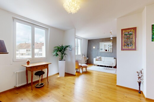 salon avec radiateur, sol en finition bois, wood finish floor, cloison sèche, et drywall