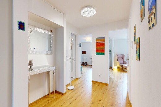 couloir avec sol en finition bois, wood finish floor, inside property, cloison sèche, et drywall