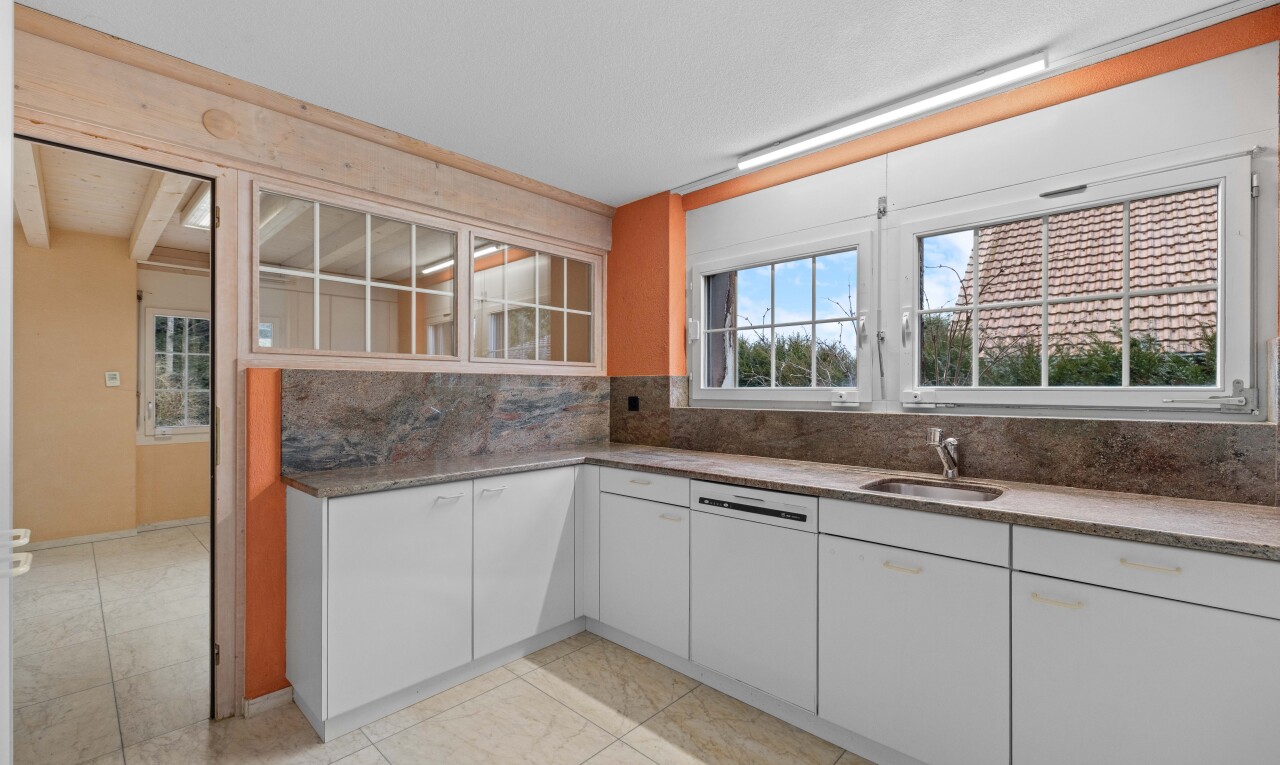 küche mit weiße schränke, white cabinets, day time, schränke mit glastüren, und glass insert cabinets