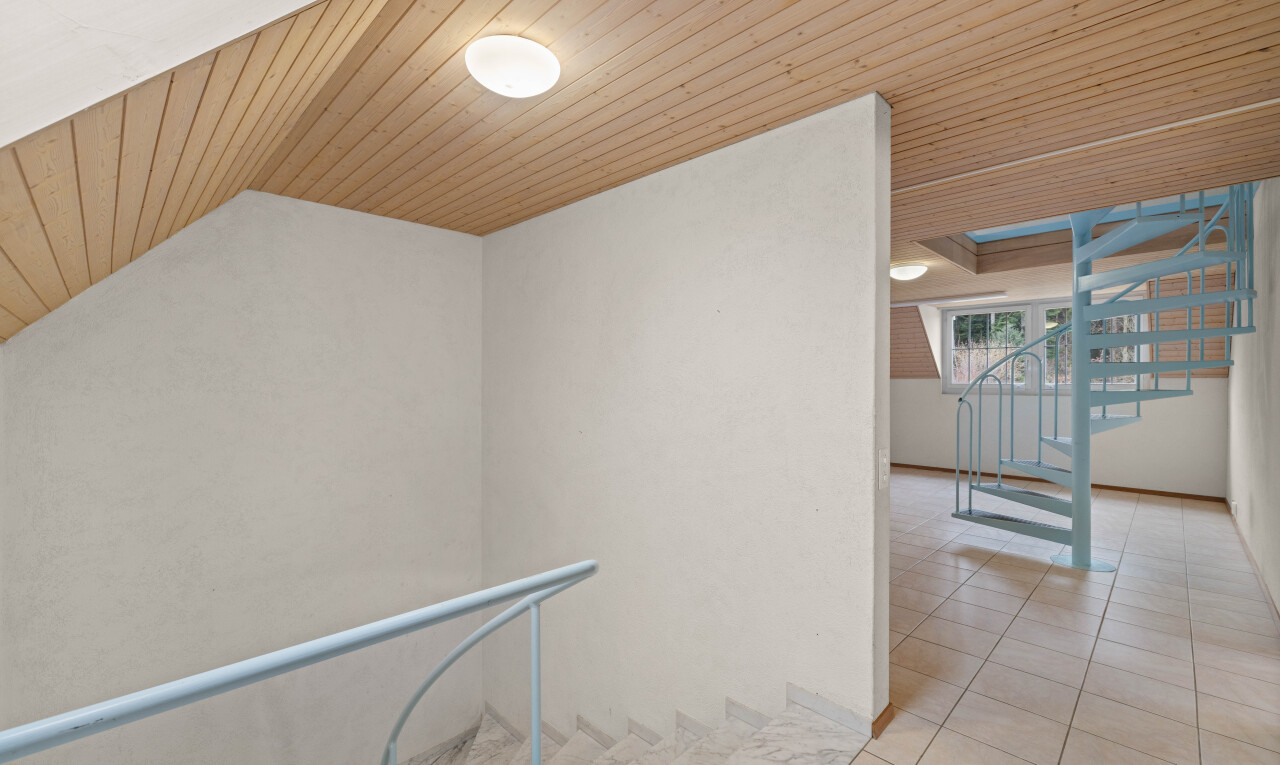 halle / korridor mit wood ceiling, holzdecke, treppen, inside property, und natural light