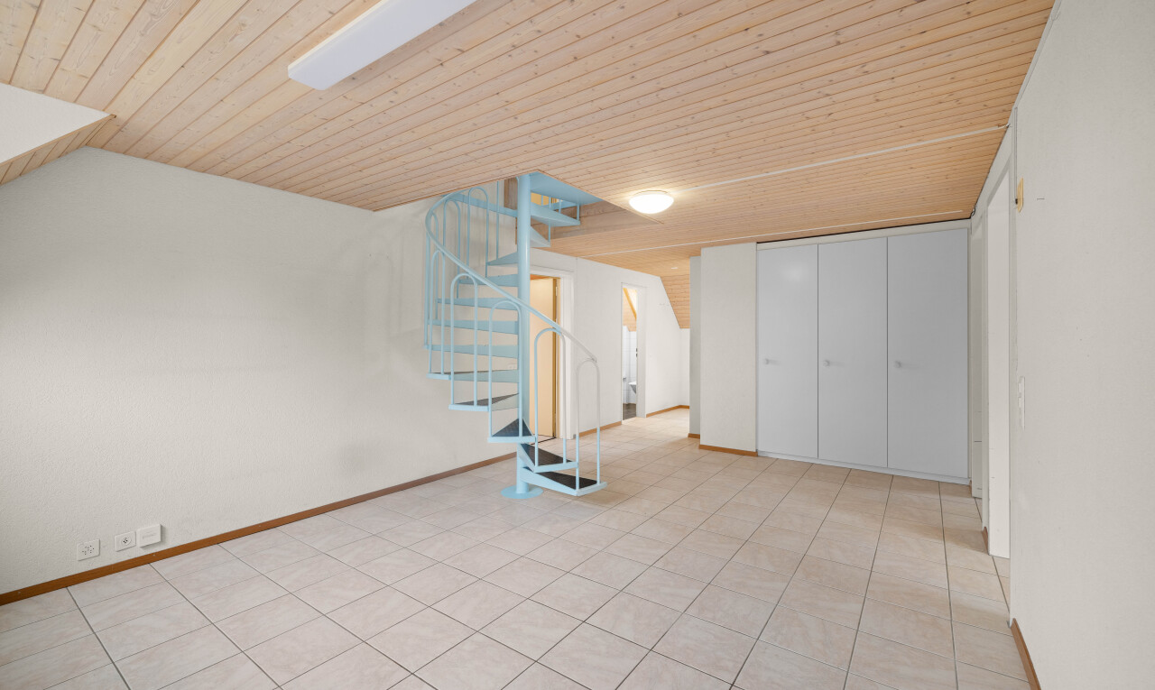 leerer raum mit gipskartonwand, drywall, treppen, niedrige decke, und low ceiling