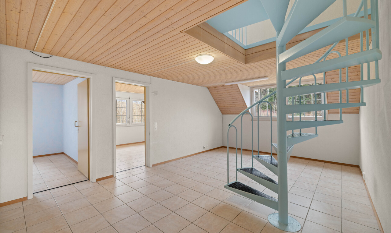 treppe mit wood ceiling, holzdecke, inside property, treppen, und low ceiling
