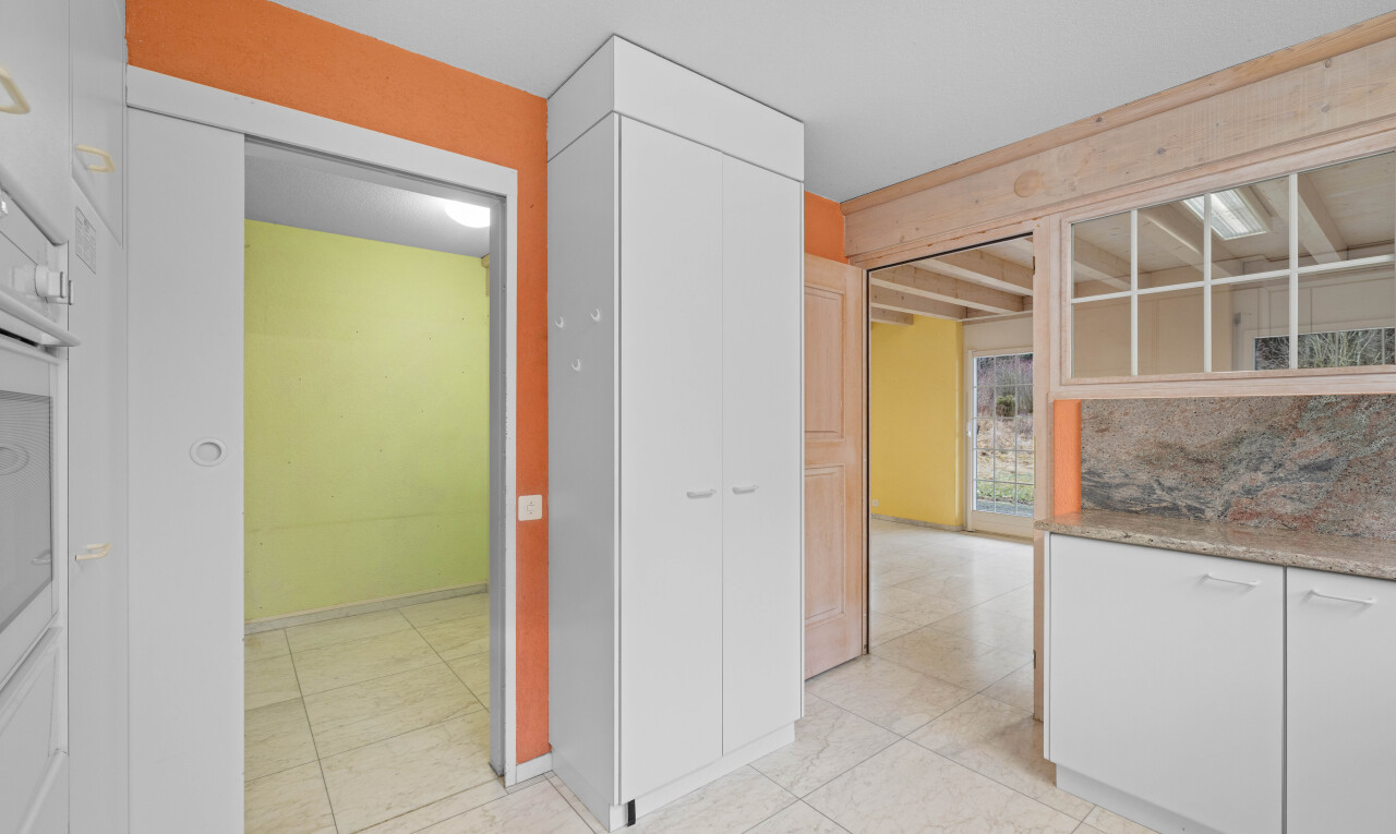 küche mit drywall, gipskartonwand, white cabinets, weiße schränke, und inside property