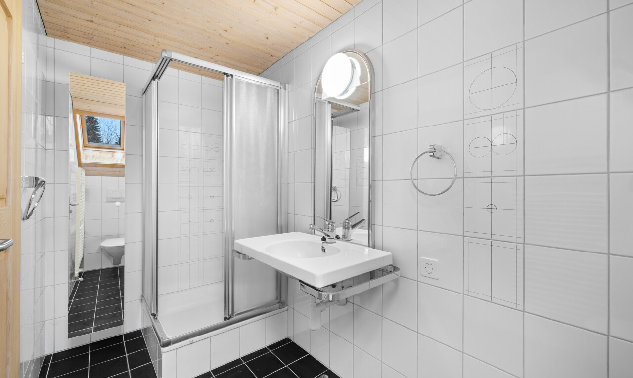 bad mit fliesenwand, tile wall, spiegel, komplettes badezimmer, und dusche