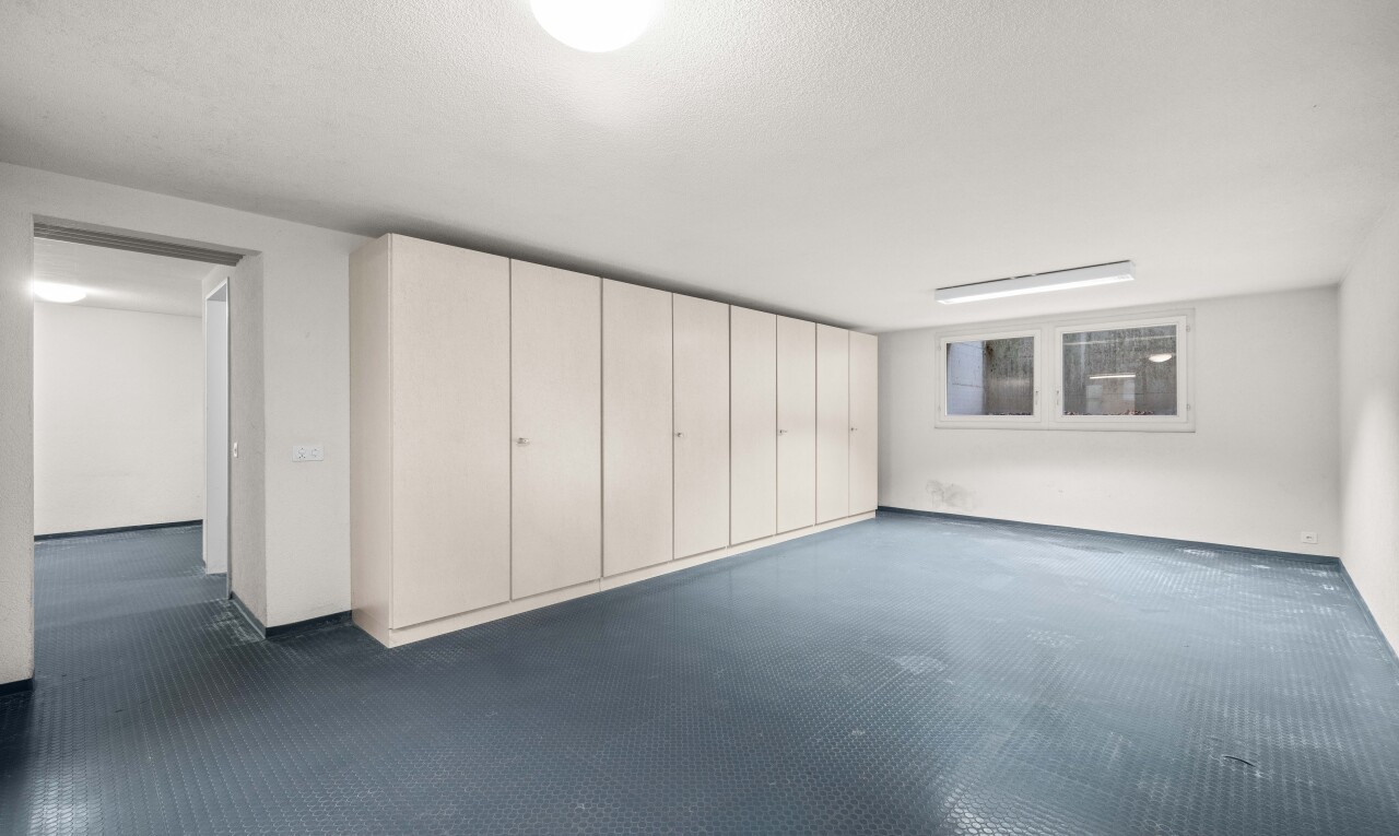 leerer raum mit inside property, keller, gipskartonwand, drywall, und dark floor