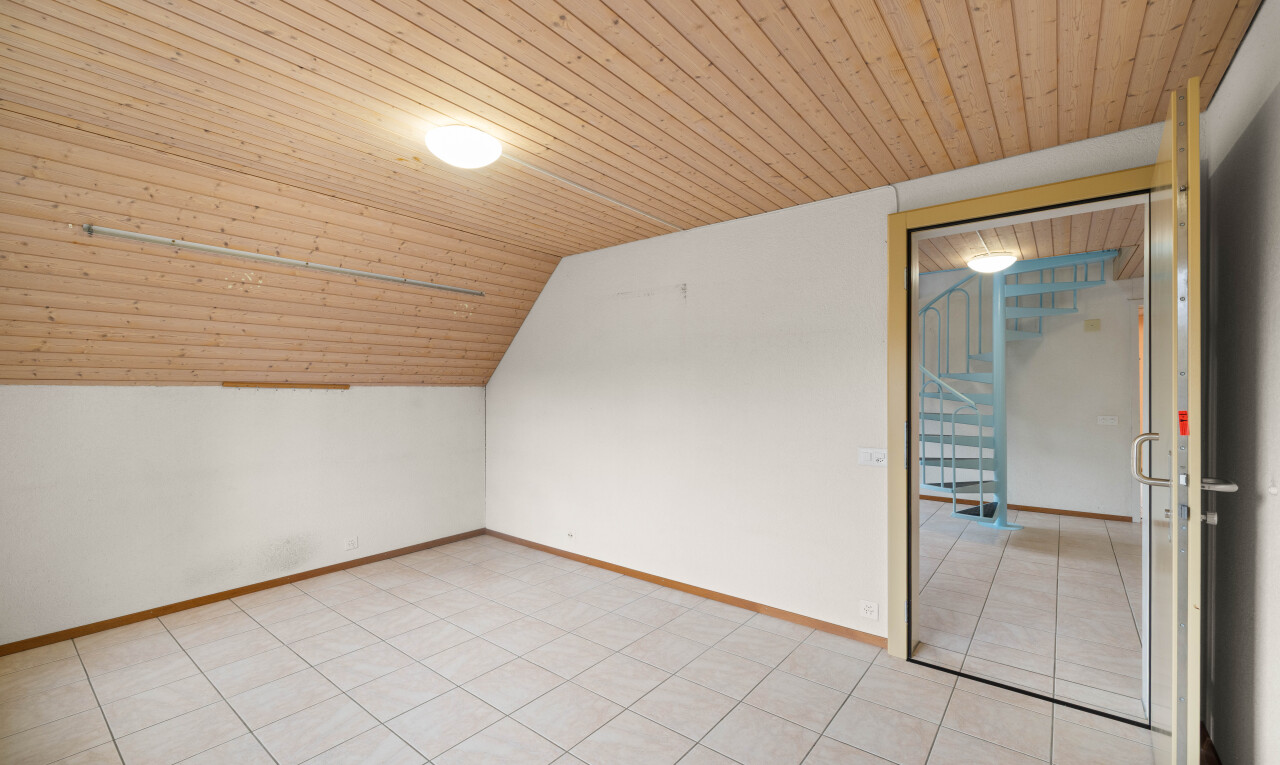 leerer raum mit niedrige decke, low ceiling, treppen, dachschräge, und vaulted ceiling