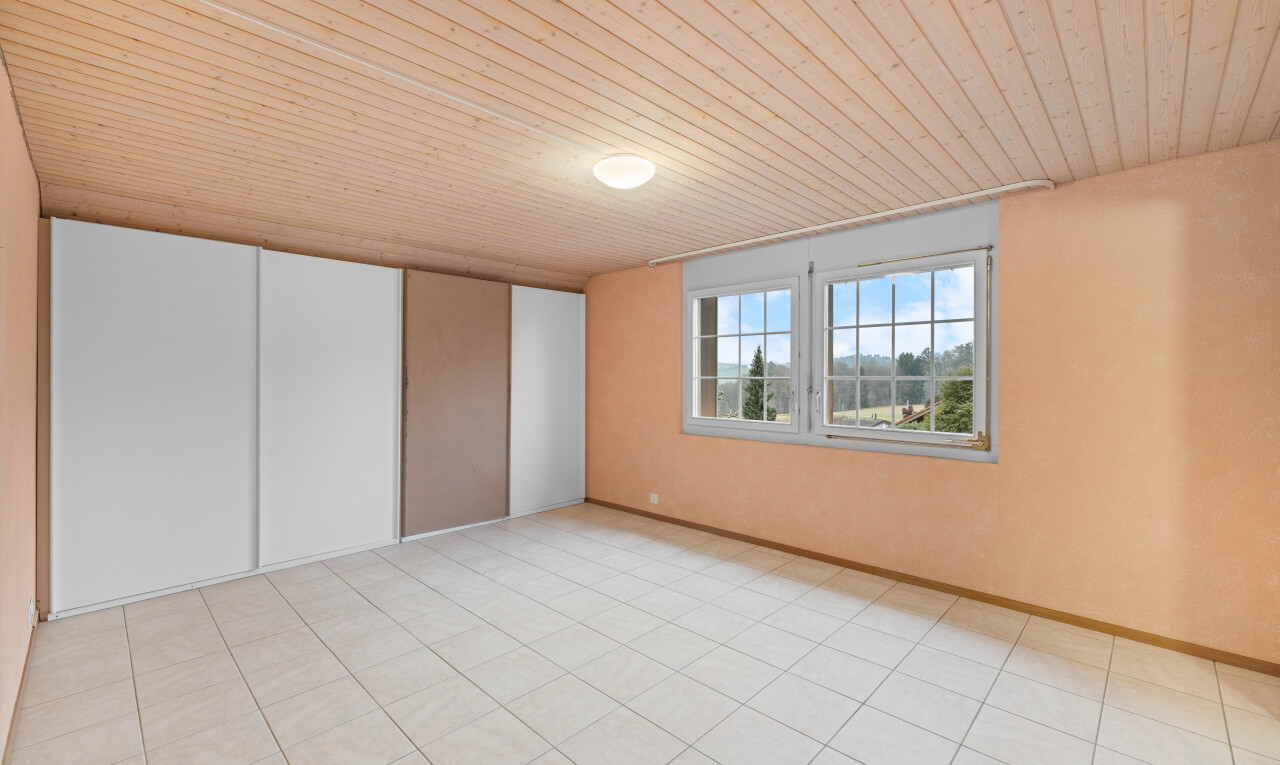 leerer raum mit day time, natural light, natürliches licht, inside property, und drywall
