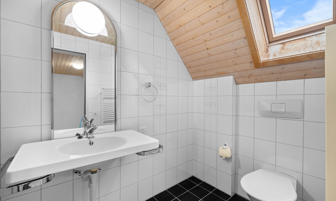 bad mit fliesenwand, tile wall, spiegel, dachschräge, und vaulted ceiling