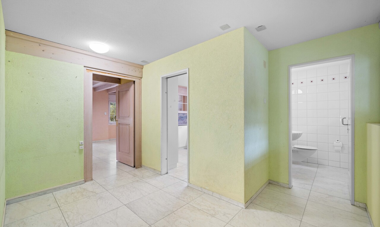 leerer raum mit inside property, gipskartonwand, drywall, und light floor