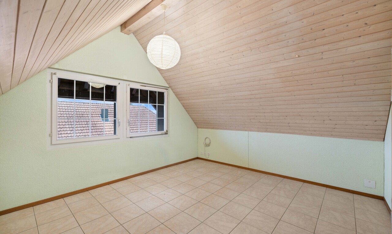 leerer raum mit zusätzliches zimmer, vaulted ceiling, dachschräge, inside property, und cathedral ceiling