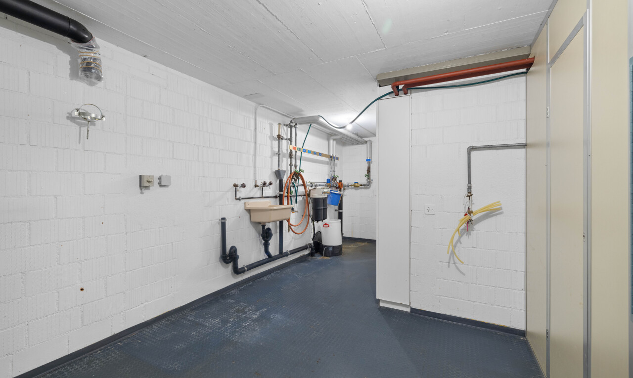 fitnessstudio mit betonboden, concrete floor, inside property, und dark floor