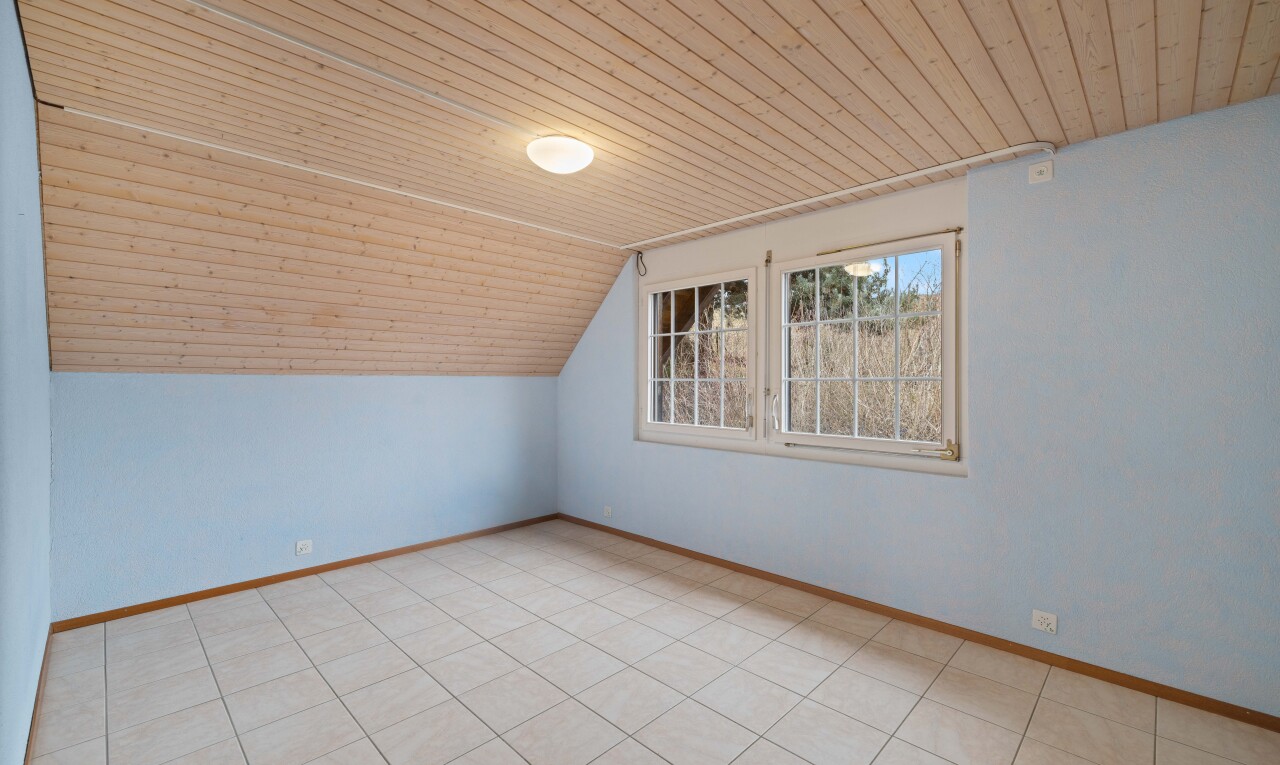 leerer raum mit inside property, natural light, natürliches licht, baseboards wall, und sockelleisten