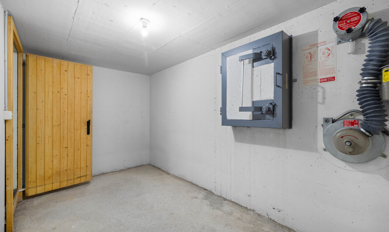 leerer raum mit elektrisches panel, concrete floor, betonboden, inside property, und wood wall