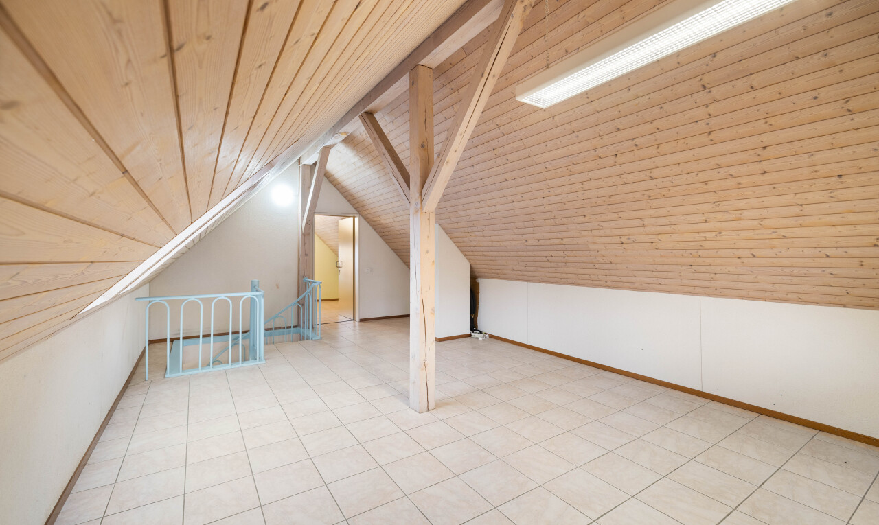 leerer raum mit low ceiling, niedrige decke, vaulted ceiling, dachschräge, und wood ceiling