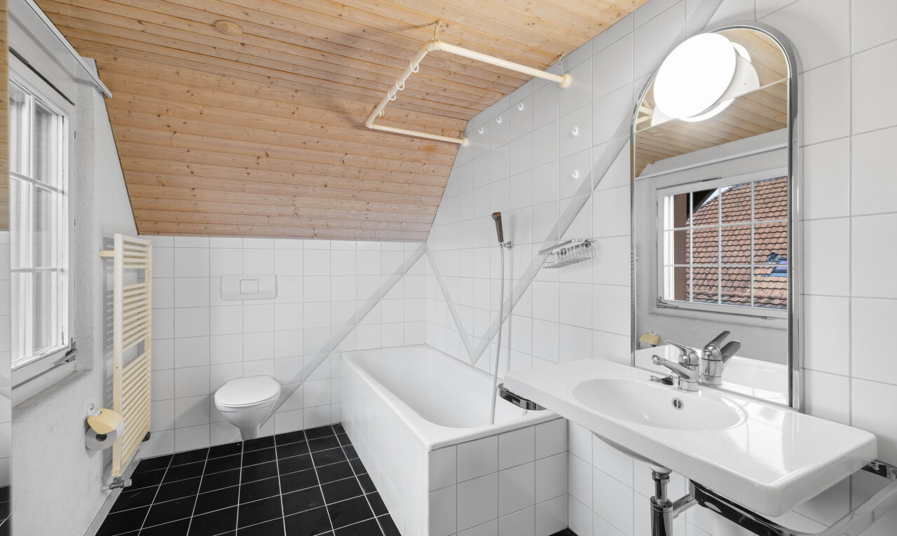 bad mit tile wall, fliesenwand, spiegel, vaulted ceiling, und dachschräge