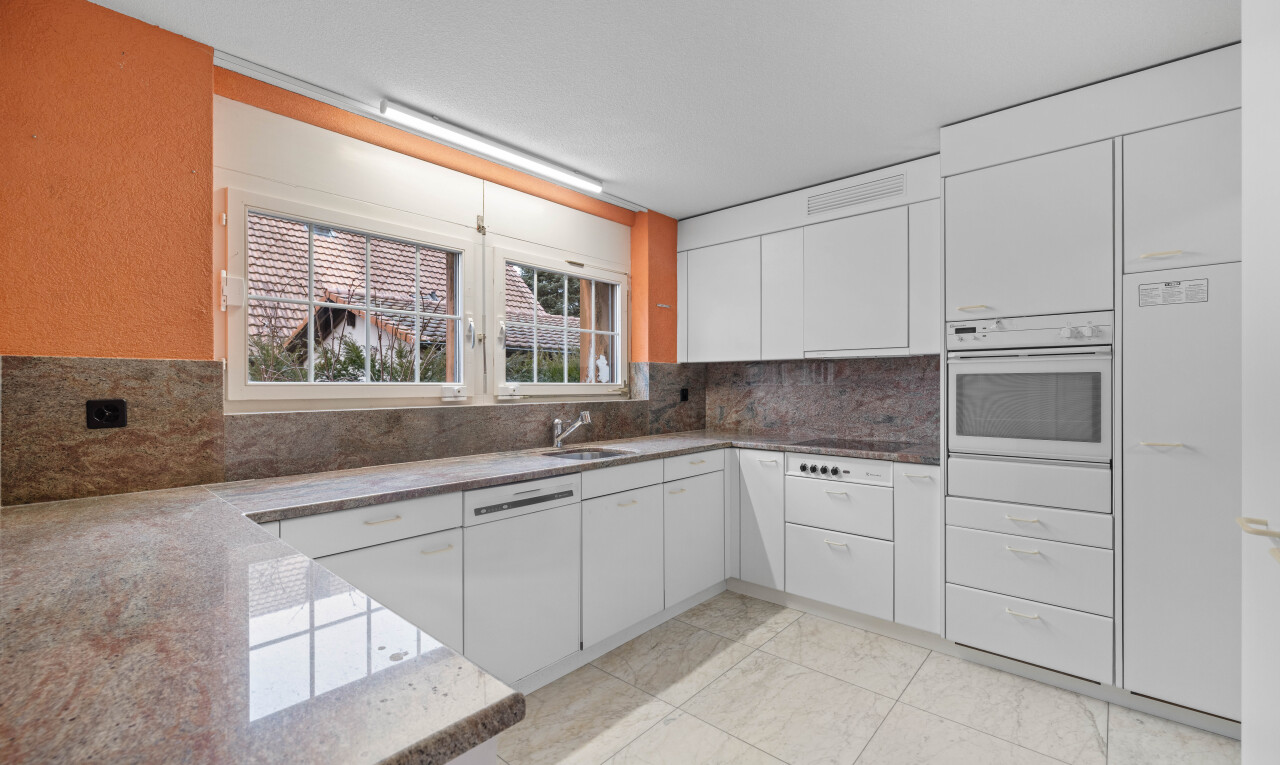 küche mit white cabinets, weiße schränke, natürliches licht, natural light, und ofen