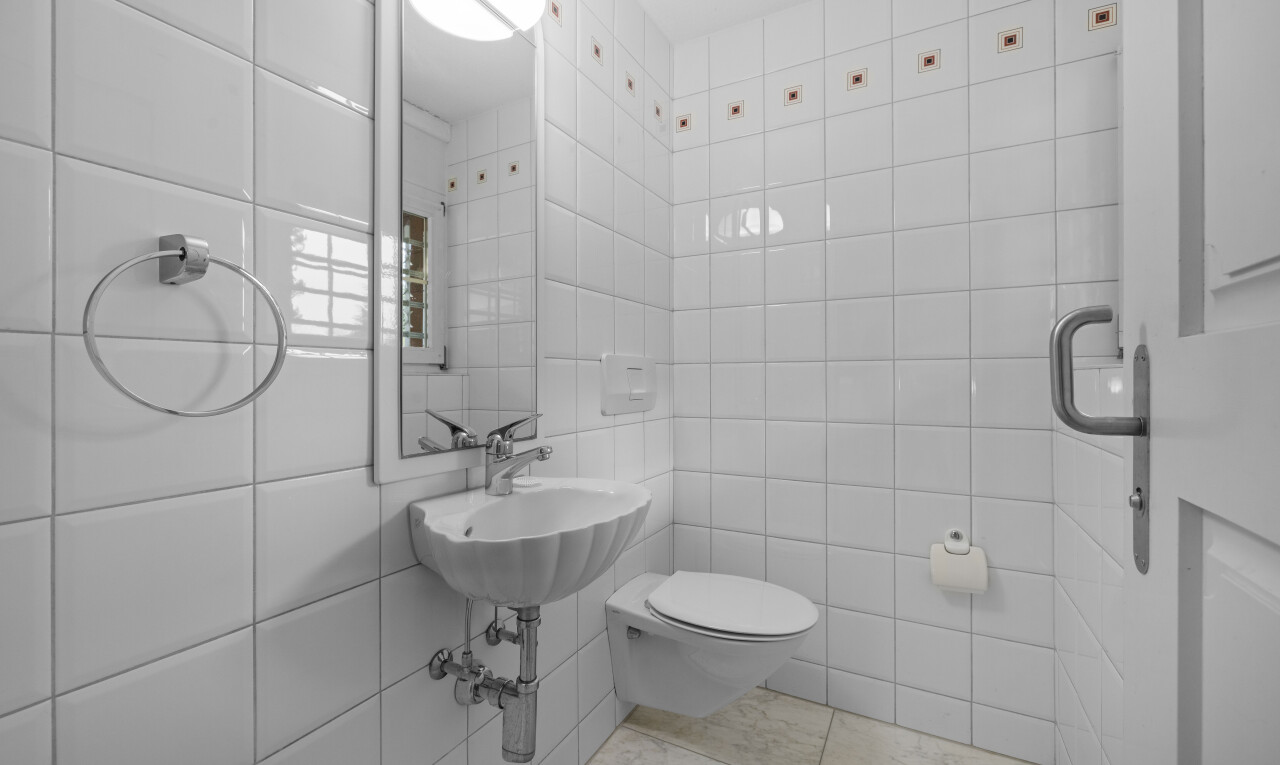 bad mit spiegel, toilette, fliesenwand, tile wall, und inside property