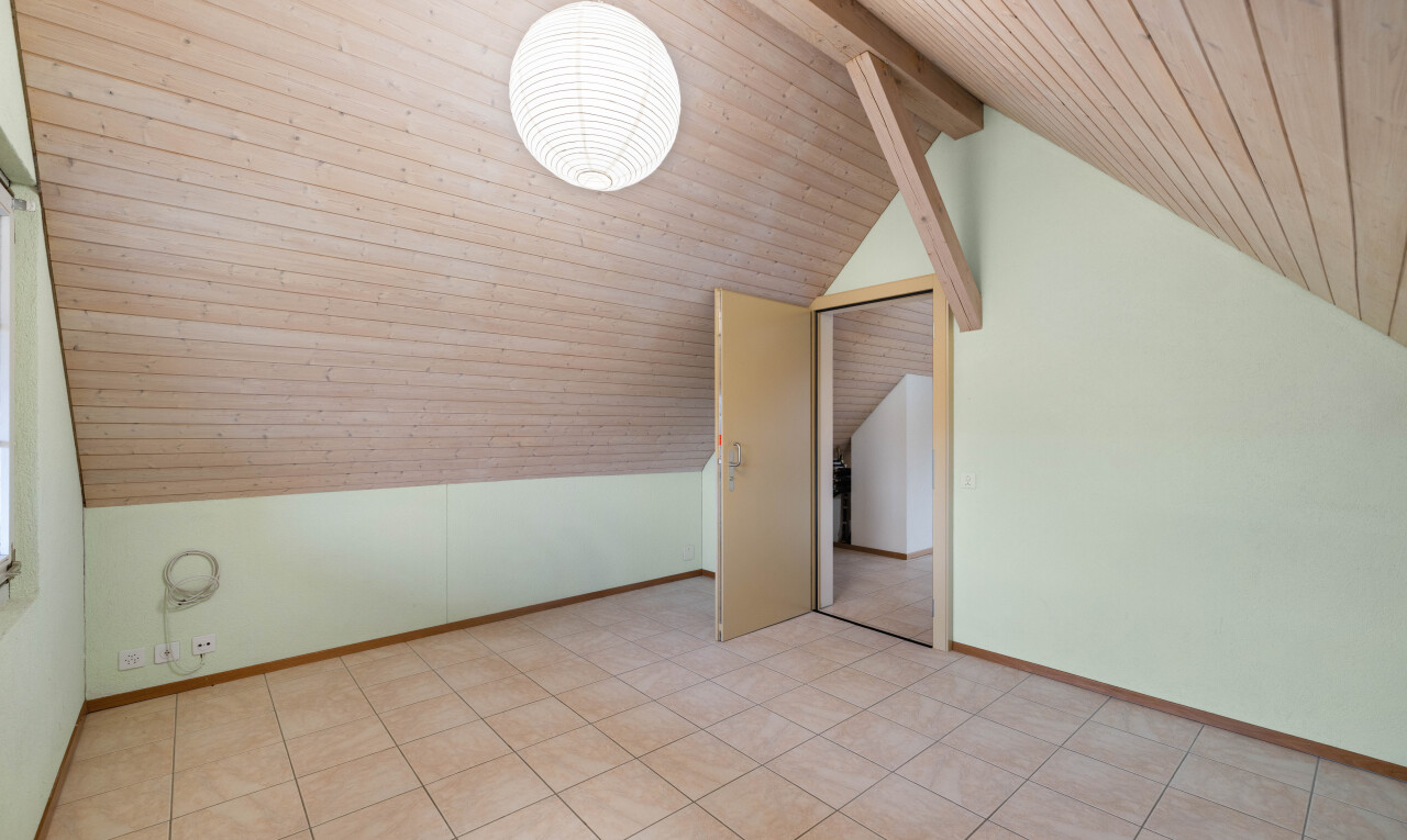 leerer raum mit zusätzliches zimmer, beamed ceiling, balkendecke, drywall, und gipskartonwand