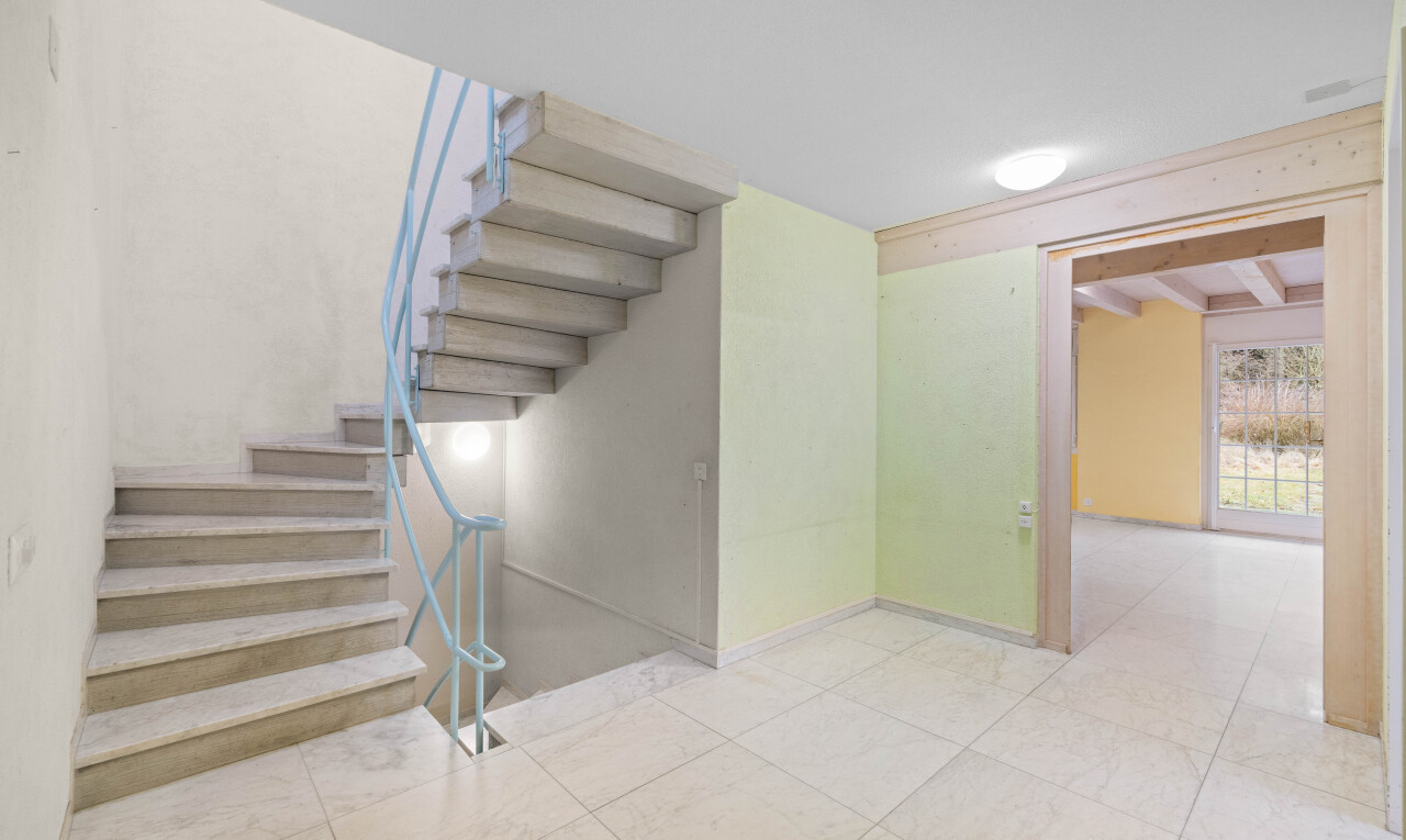 treppe mit treppen, inside property, drywall, gipskartonwand, und natural light