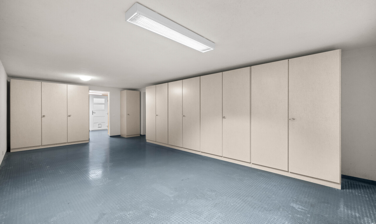 leerer raum mit inside property, dark floor, und finished concrete floor