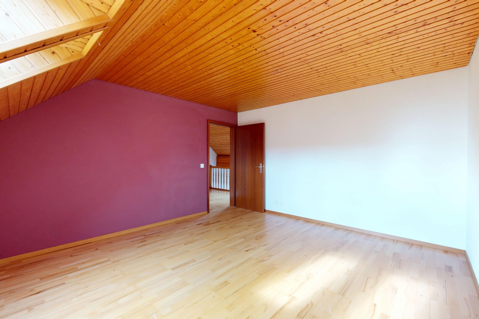 pièce vide avec cloison sèche, drywall, plafond voûté, vaulted ceiling, et plafond en bois